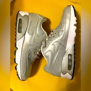 Nike air max 90 kids shoe size 4.5y -color silver